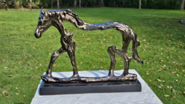 EEN ALUMINIUM  SCULPTUUR VAN EEN PAARD