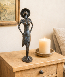 VROUW MET HOED MODERN