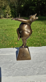 DIKKE DAME / ARMEN OMHOOG
