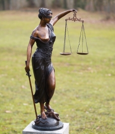 VROUW JUSTITIA