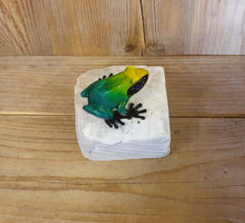 BRONZEN KIKKER OP NATUURSTEEN / GROEN