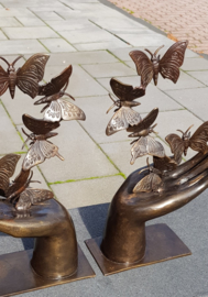 HAND MET 5 VLINDERS  / LINKERHAND