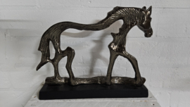 EEN ALUMINIUM  SCULPTUUR VAN EEN PAARD