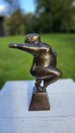 DIKKE DAME / RECHTERBEEN GEBOGEN
