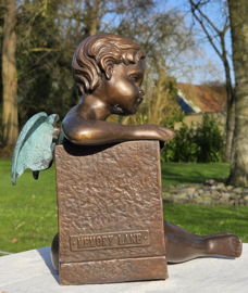ZITTENDE ENGEL