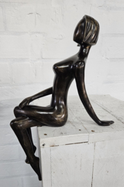 VROUW ZITTEND / RANDZITTER