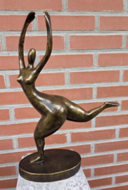 DANSENDE VROUW