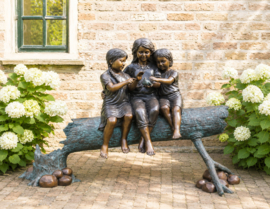 3 KINDEREN OP BOOMSTAM