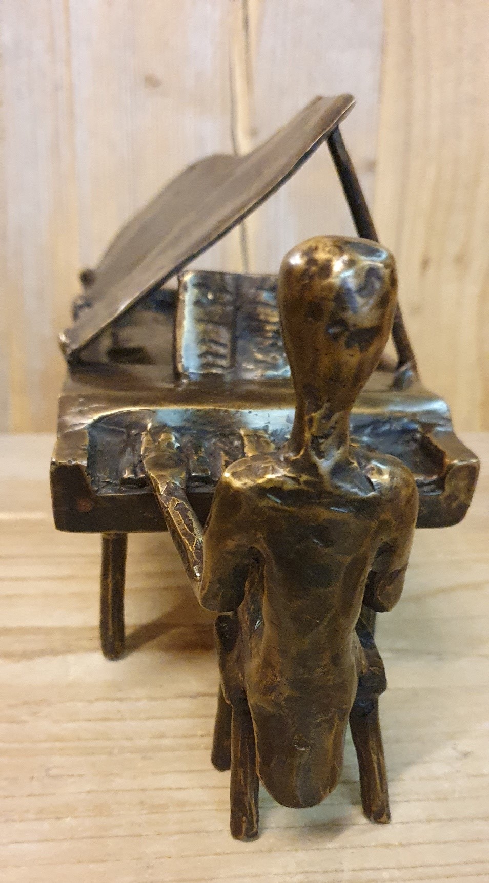 PIANIST MET VLEUGEL PIANO