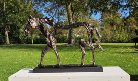 EEN ALUMINIUM  SCULPTUUR VAN EEN PAARD / 44 CM HOOG