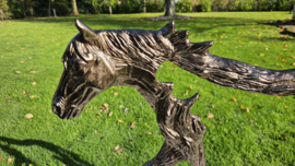 EEN ALUMINIUM  SCULPTUUR VAN EEN PAARD / 44 CM HOOG