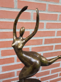 DANSENDE VROUW