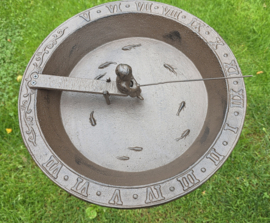 VOGELDRINKSCHAAL MET ZONNEWIJZER