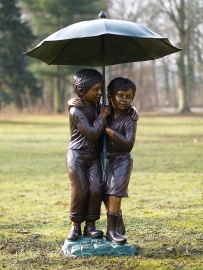 2 KINDEREN ONDER PARAPLU