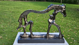 EEN ALUMINIUM  SCULPTUUR VAN EEN PAARD