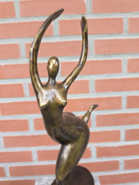 DANSENDE VROUW