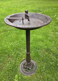 VOGELDRINKSCHAAL MET ZONNEWIJZER