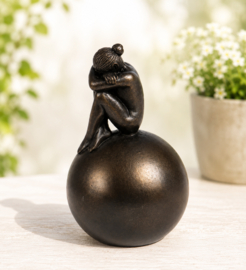 URN  / VROUW MET VERDRIET