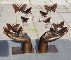 HAND MET 5 VLINDERS  / LINKERHAND