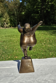 DIKKE DAME / ARMEN OMHOOG