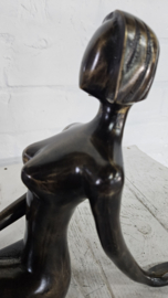 VROUW ZITTEND / RANDZITTER