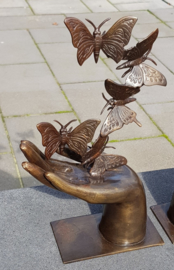 HAND MET 5 VLINDERS  / LINKERHAND