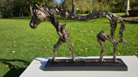 EEN ALUMINIUM  SCULPTUUR VAN EEN PAARD / 44 CM HOOG