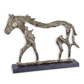 EEN ALUMINIUM  SCULPTUUR VAN EEN PAARD