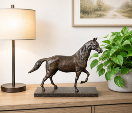 PAARD OP  BRONZEN VOET