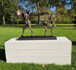 EEN ALUMINIUM  SCULPTUUR VAN EEN PAARD / 44 CM HOOG