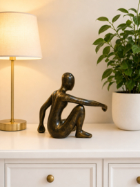 MAN MET STREKKENDE ARM