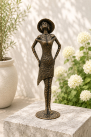 VROUW MET HOED MODERN