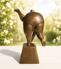DIKKE DAME / GEBOGEN