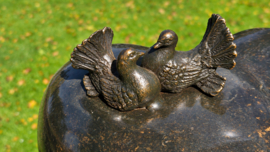 GROTE URN MET DUIVEN