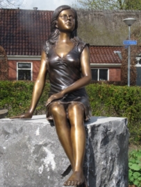 ZITTENDE VROUW