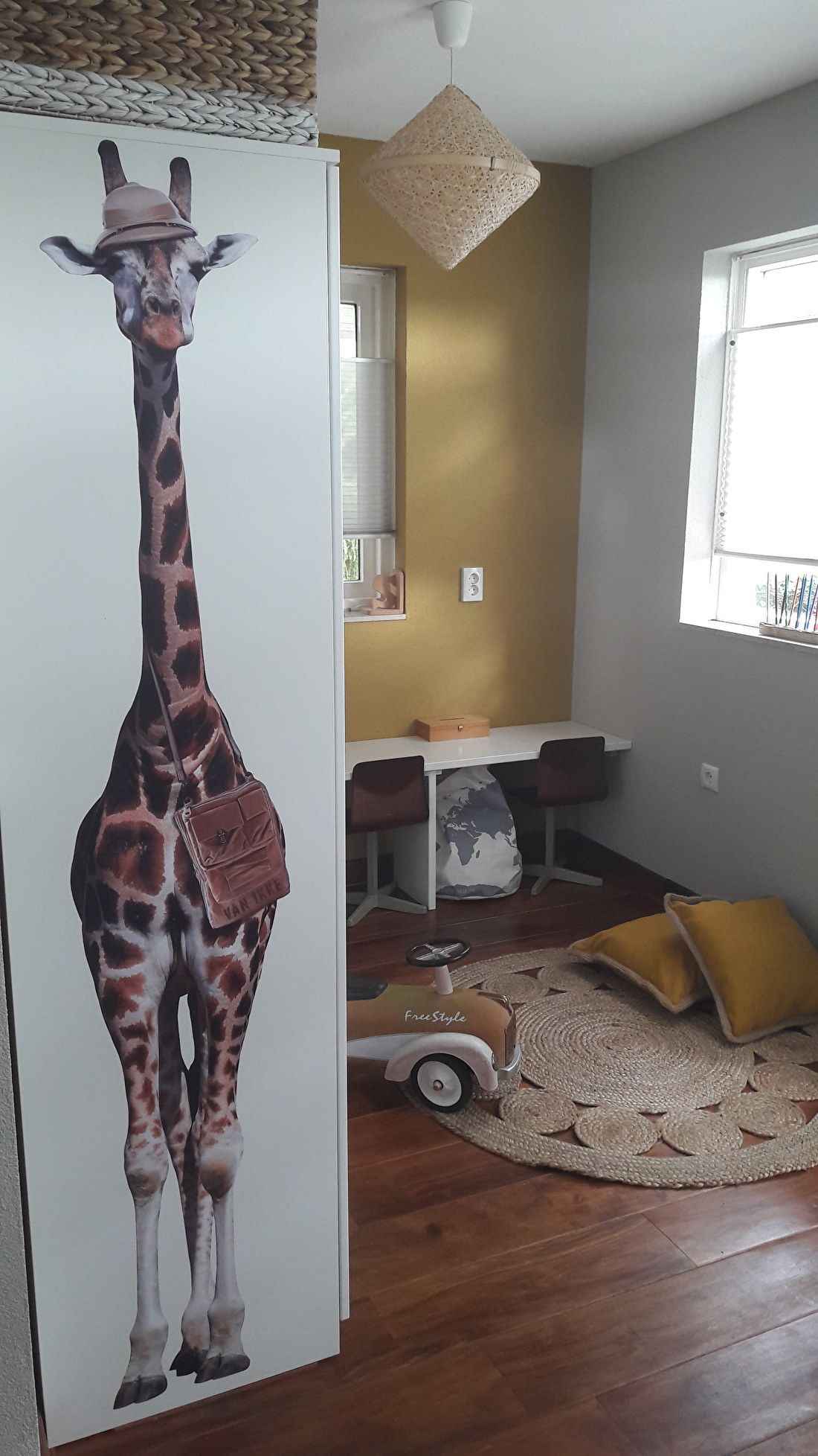 Giraf op Safari muursticker op een kast