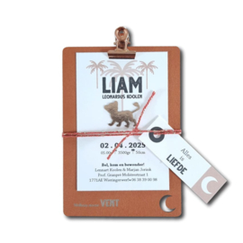 Geboortekaartje karton klembordje welpje leeuwtje vegan leather (€ 4,50)