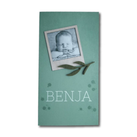 Geboortekaartje witkarton polaroid hout met foto en vilten takje jongen