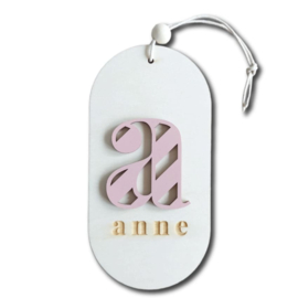 Geboortekaartje hout ovaal hanger met gestreepte letter in kleur meisje