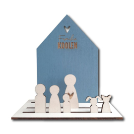 Huisje hout en pegdoll family met voet