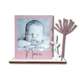 Geboortekaartje witpapier polaroid  foto en vilten droogbloemen met voet meisje (€ 3.50)