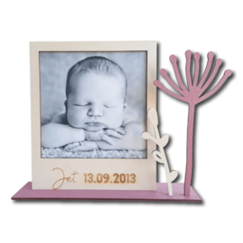 Polaroid hout foto met droogbloemen en voet baby