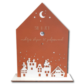 Aftelkalender Sinterklaas huisje hout en vilt met voet kleur