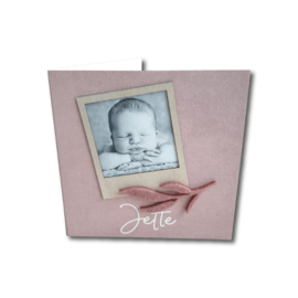Geboortekaartje gevouwen witpapier polaroid hout met foto en vilten takje meisje (€3,75)