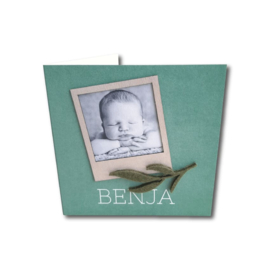 Geboortekaartje gevouwen witpapier polaroid hout met foto en vilten takje jongen (€ 3,75)