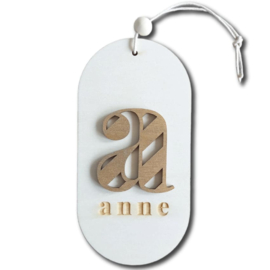 Geboortekaartje hout ovaal hanger met gestreepte letter in kleur meisje
