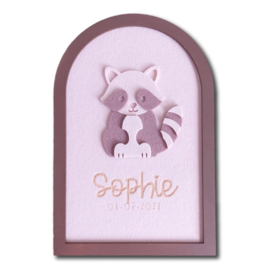 Kinderkamerdecoratie wasbeer van hout en vilt met naam | Gepersonaliseerd