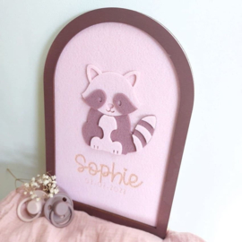Kinderkamerdecoratie wasbeer van hout en vilt met naam | Gepersonaliseerd