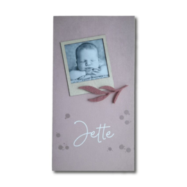 Geboortekaartje witkarton polaroid hout met foto en vilten takje meisje