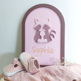 Kinderkamerdecoratie wasbeer van hout en vilt met naam | Gepersonaliseerd